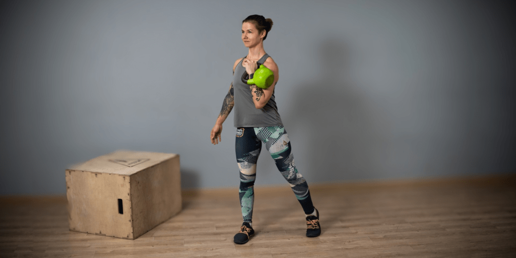 Эффективные упражнения с гирей для укрепления плеч и корпуса