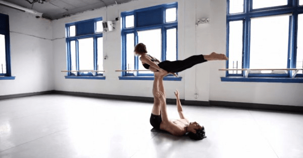 5 Удивительных Видео по Акройоге, Которые Вдохновят Вас на Новые Достижения