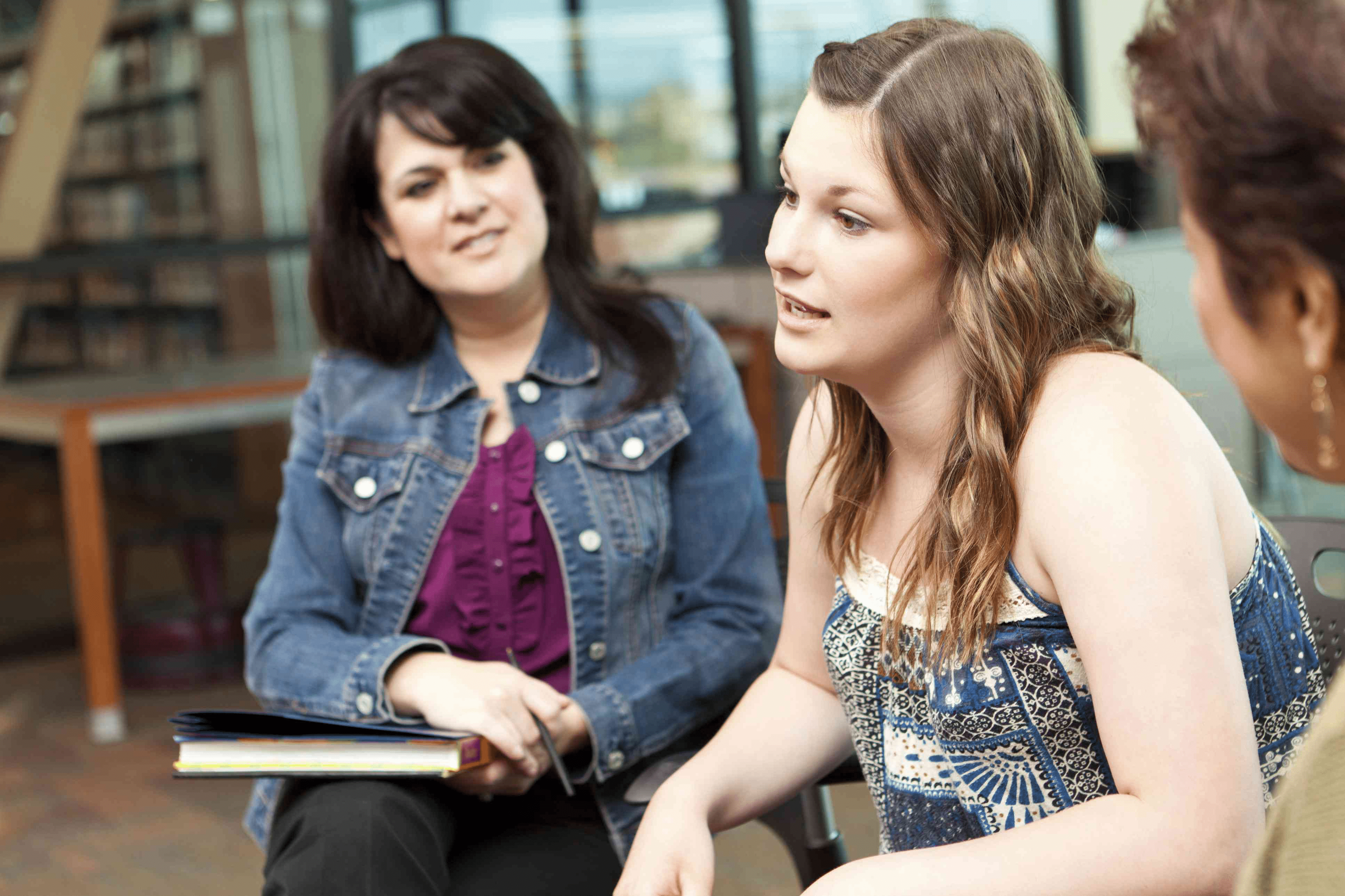 Guruh Uylari Nima va Ular Yoshlar Uchun Qanday Yordam Taklif Qiladi?