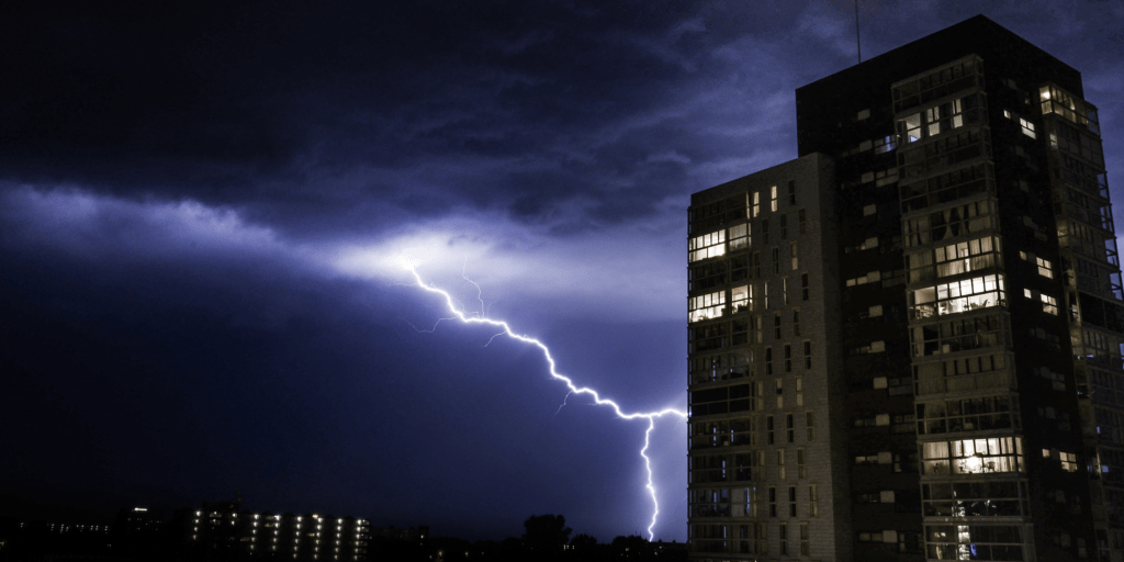 Опасности грозы: почему стоит избегать душа и контакта с водой во время бури