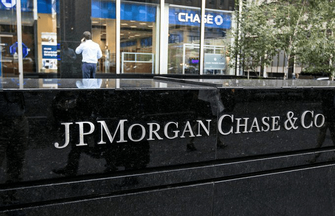 Акции JPMorgan демонстрируют прорыв из нисходящего ценового канала
