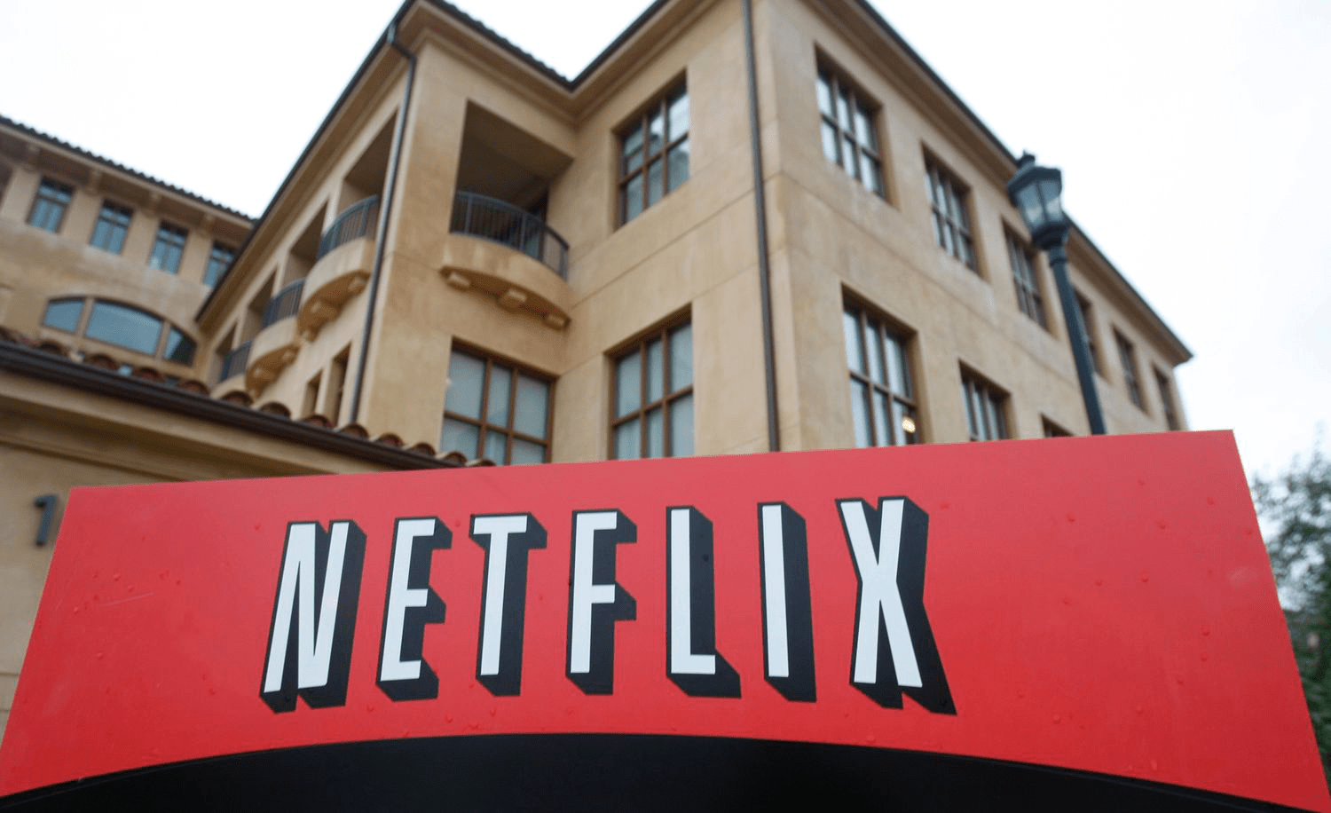 Netflix Aksiyalari Yangi Cho'qqilarga Ko'tarilmoqda: Bozor Tahlili va Kelajak Imkoniyatlari