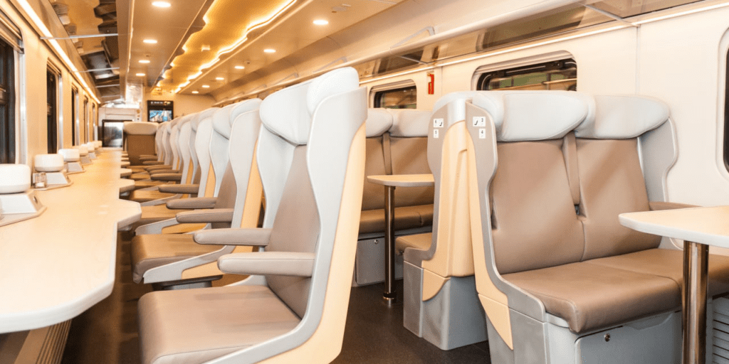 Уникальный двухэтажный вагон-бистро с современными удобствами для дальних поездок