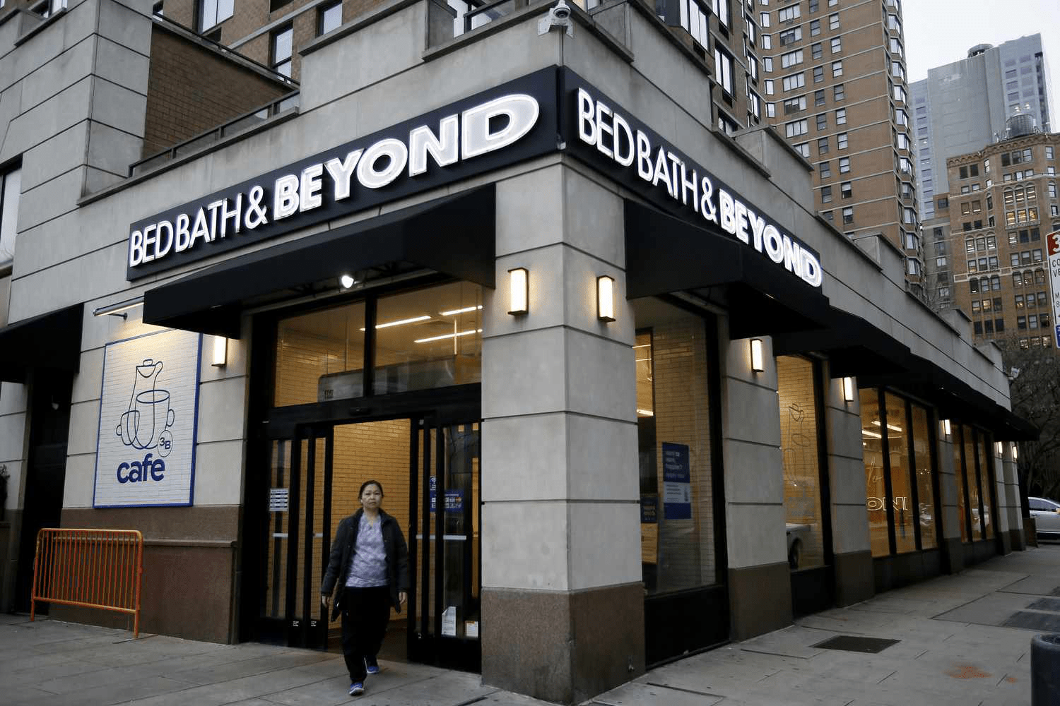 Bed Bath & Beyond 2023 Stock Plunge: $300M Share Sale and Bankruptcy Warning Shake Investors
