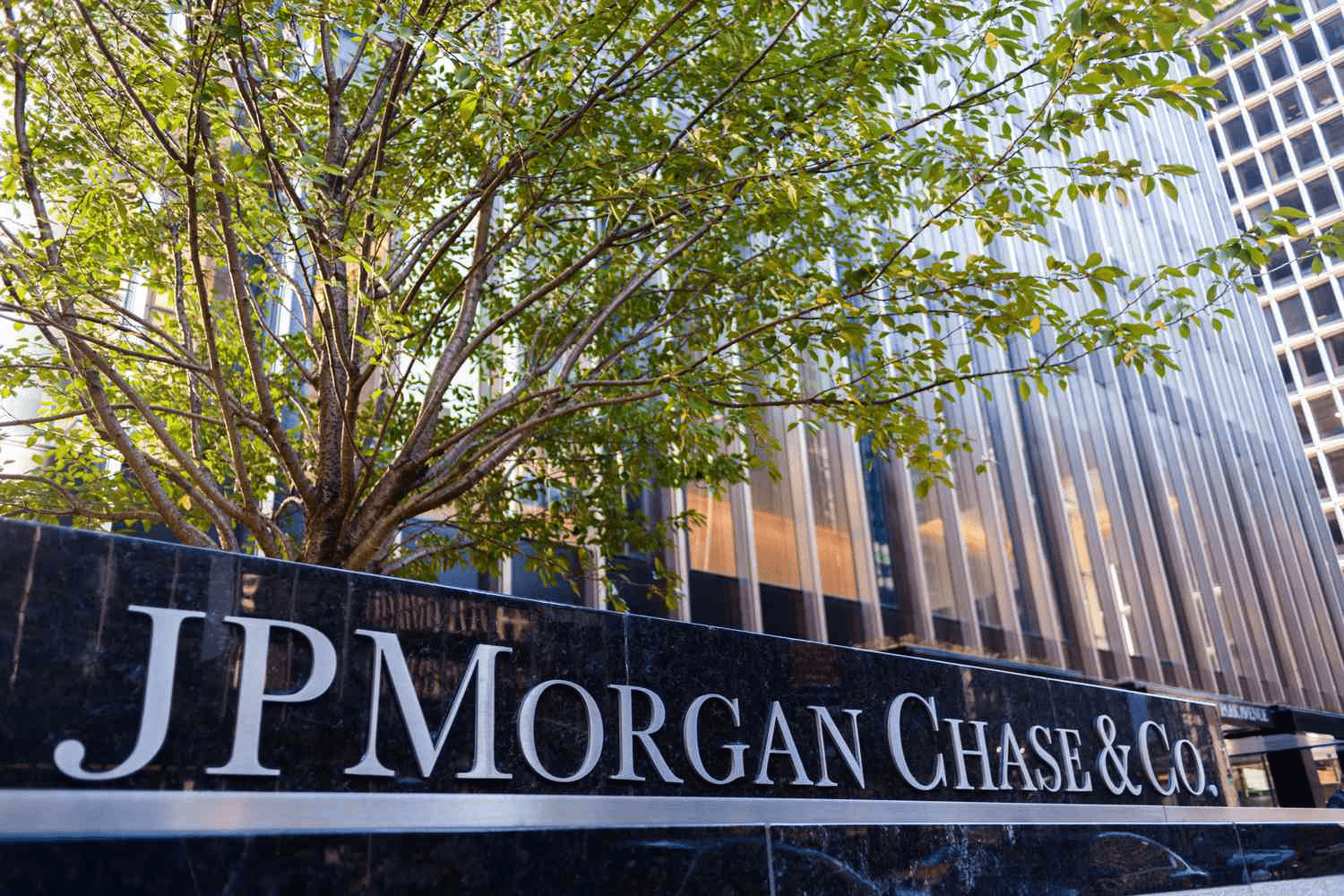 JPMorgan Chase Q1 2025 Earnings Forecast: Net Interest Margins Boost Profit by 30%, Revenue Hits $37B