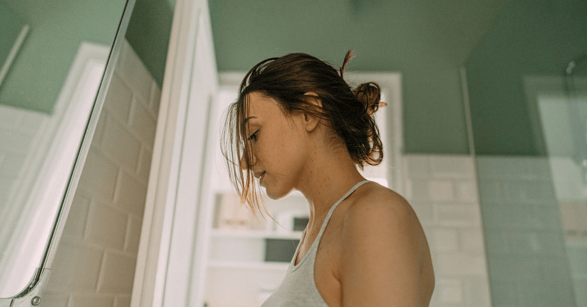 Почему появляется мажущие выделения вместо менструации: основные причины и что делать