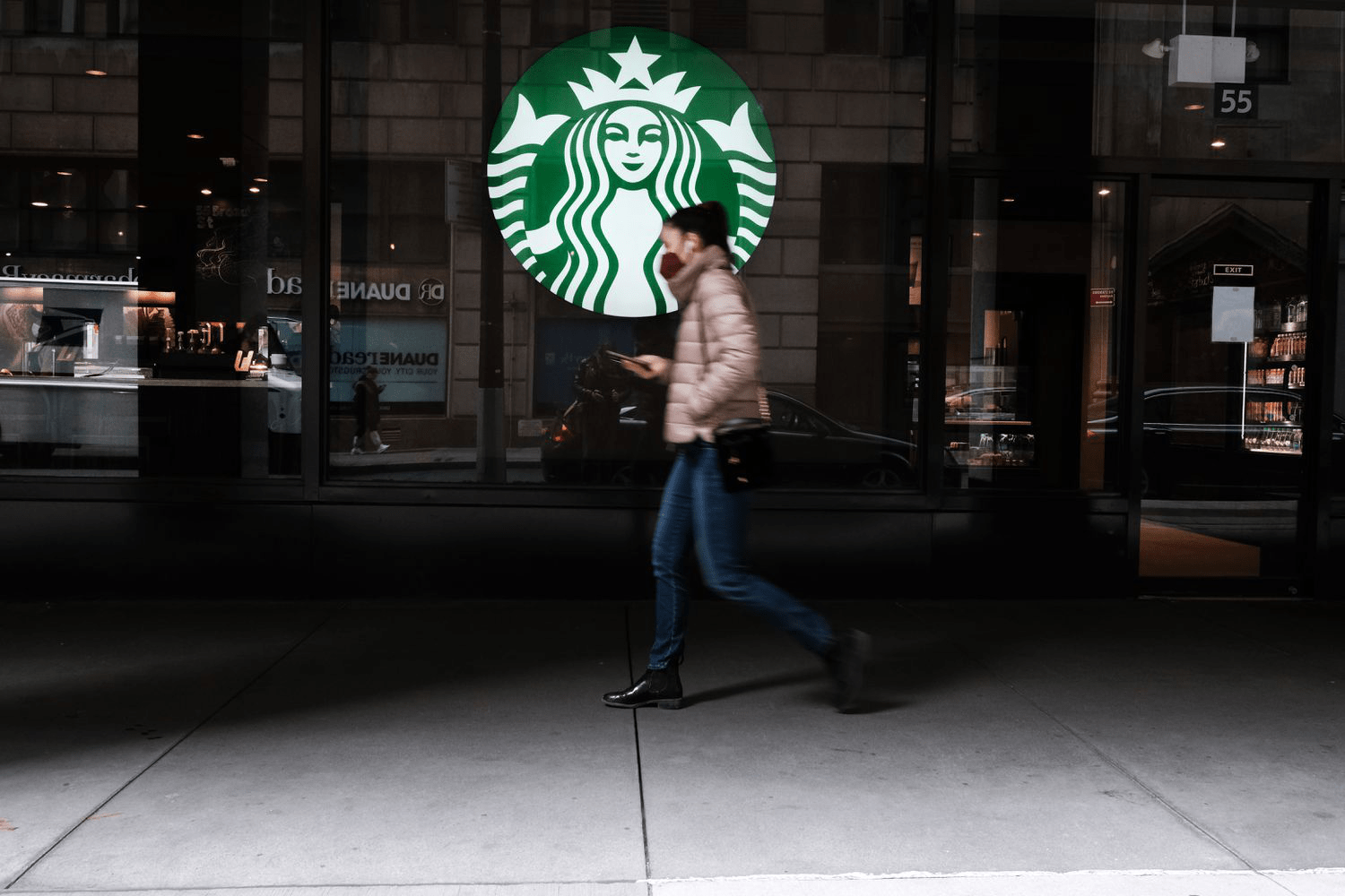 Starbucks 2025 Q2 Earnings Forecast: $0.65 EPS Amid China Reopening and $3.3B Gift Card Surge