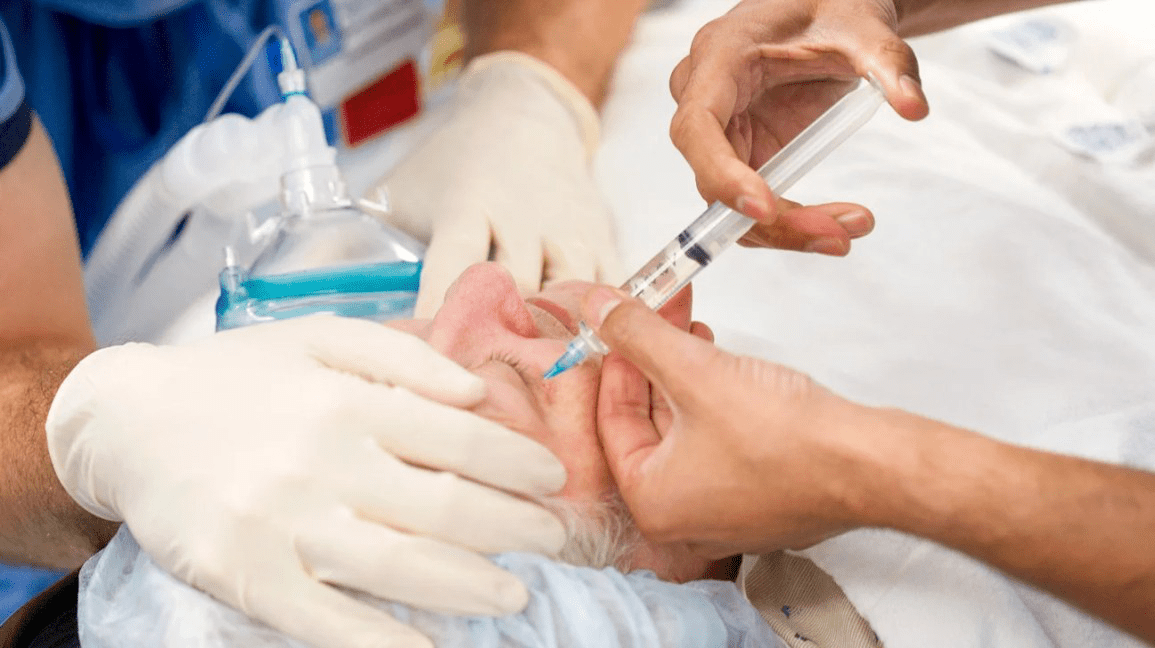 человек получает инъекции