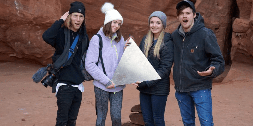 Загадочный металлический монолит из пустыни Юты внезапно исчез