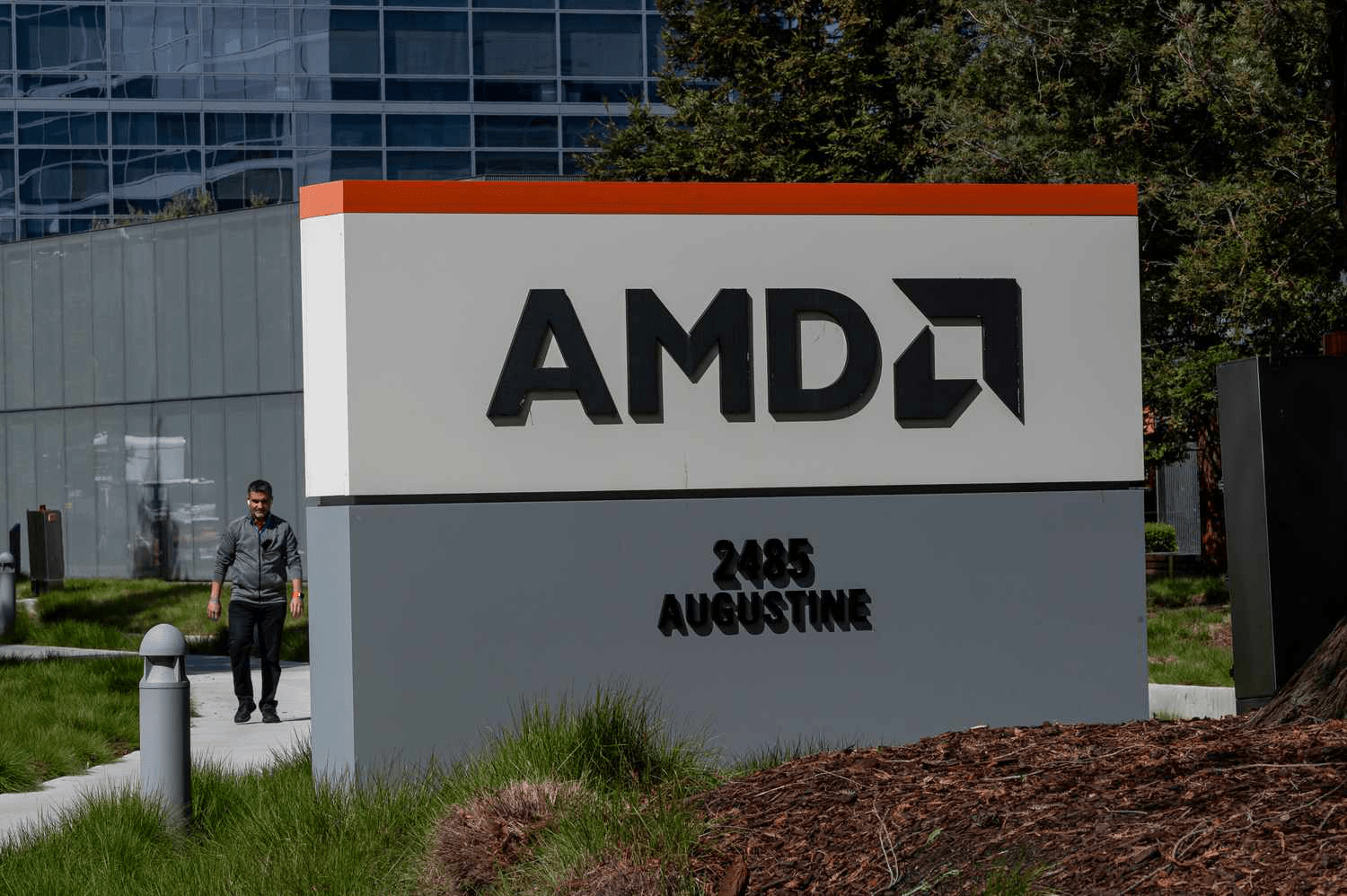AMD Q1 2025 Earnings Preview: Data Center Revenue & AI Growth Insights at $160+