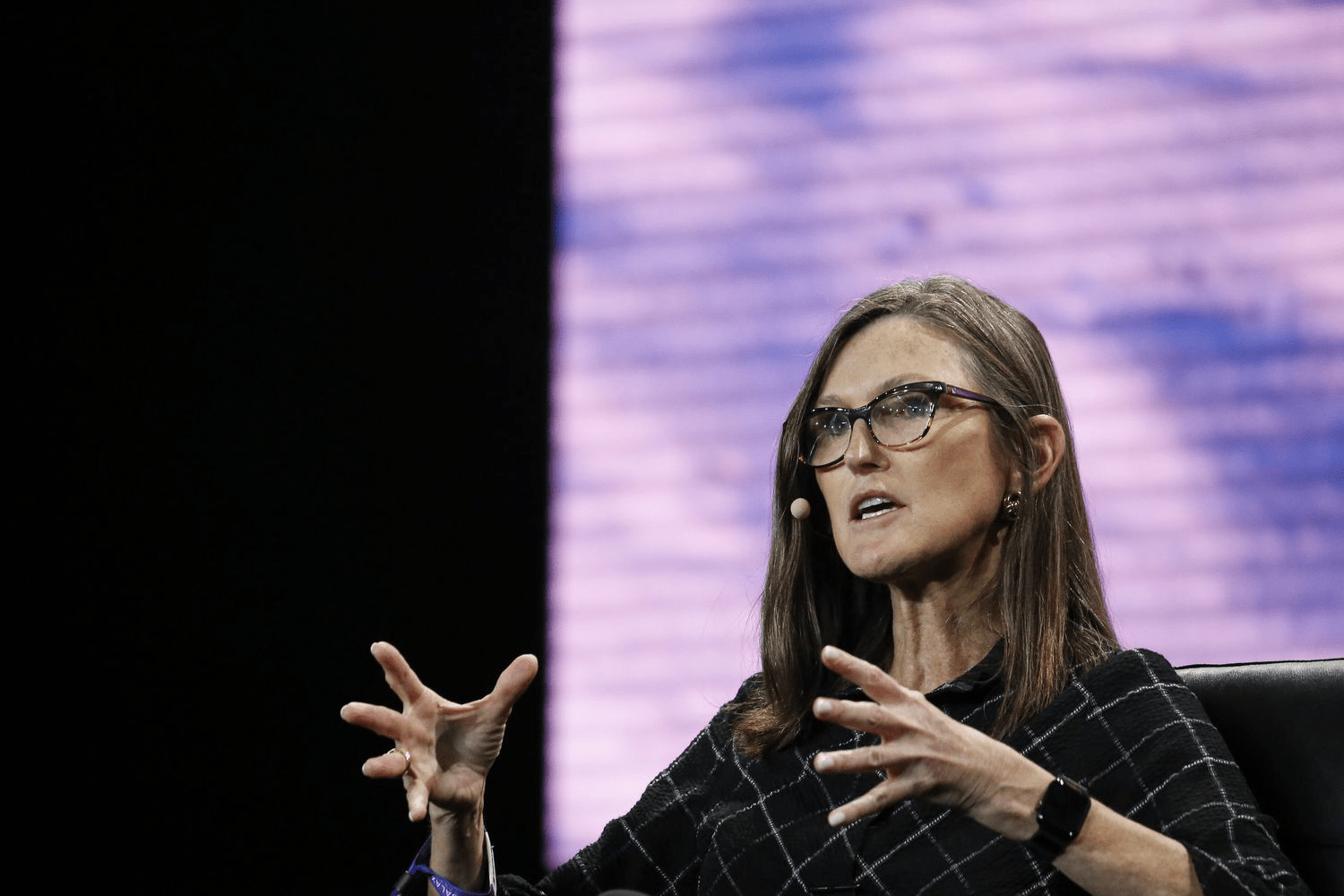 Как Cathie Wood Укрепляет Позиции в Coinbase на Фоне Регуляторных Испытаний