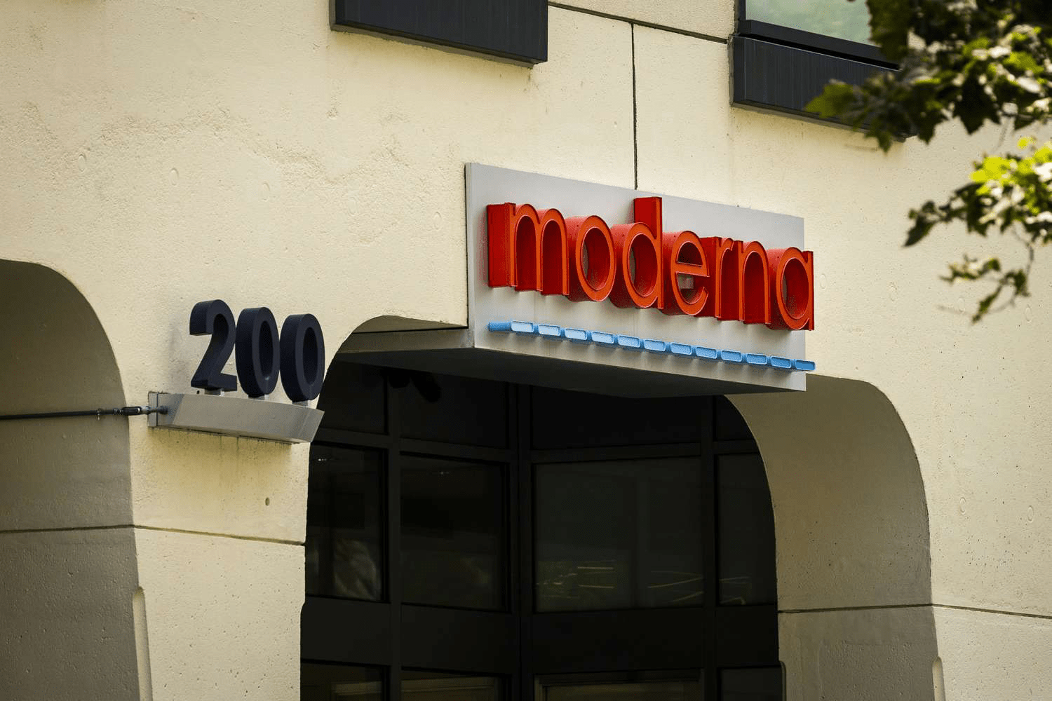 2025 Stock Market Movers: Moderna, Wayfair, Peloton Interactive Insights and Price Trends