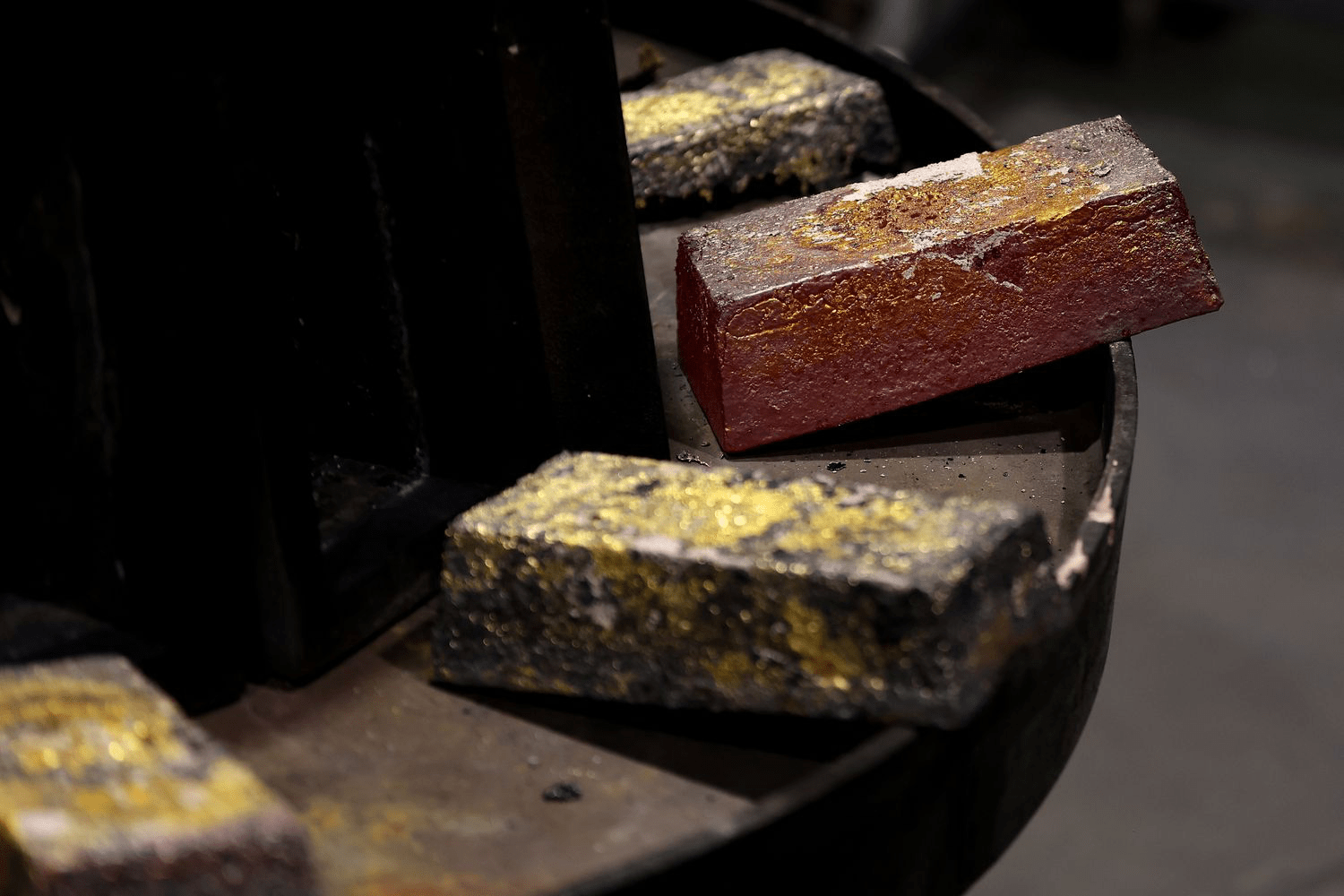 Золото укрепляется на фоне ожиданий снижения процентных ставок ФРС