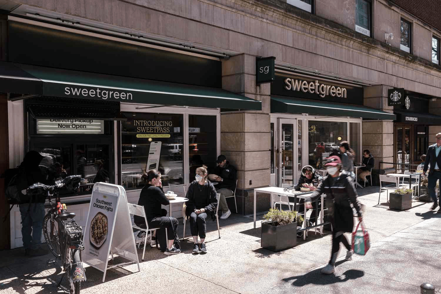 Акции Sweetgreen взлетают благодаря росту продаж и расширению сети