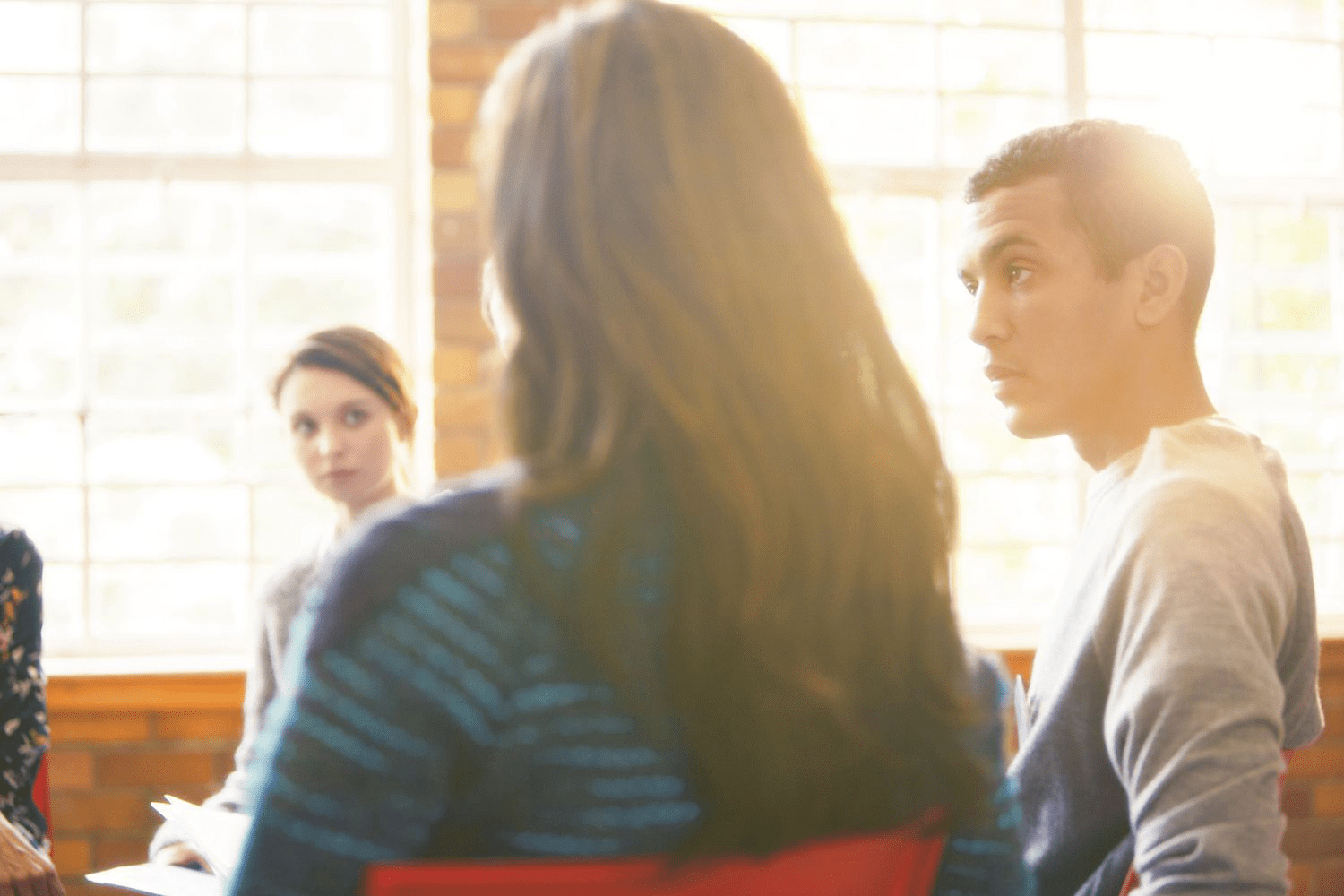 Почему Пятая Традиция AA и Al-Anon Важна для Помощи и Поддержки