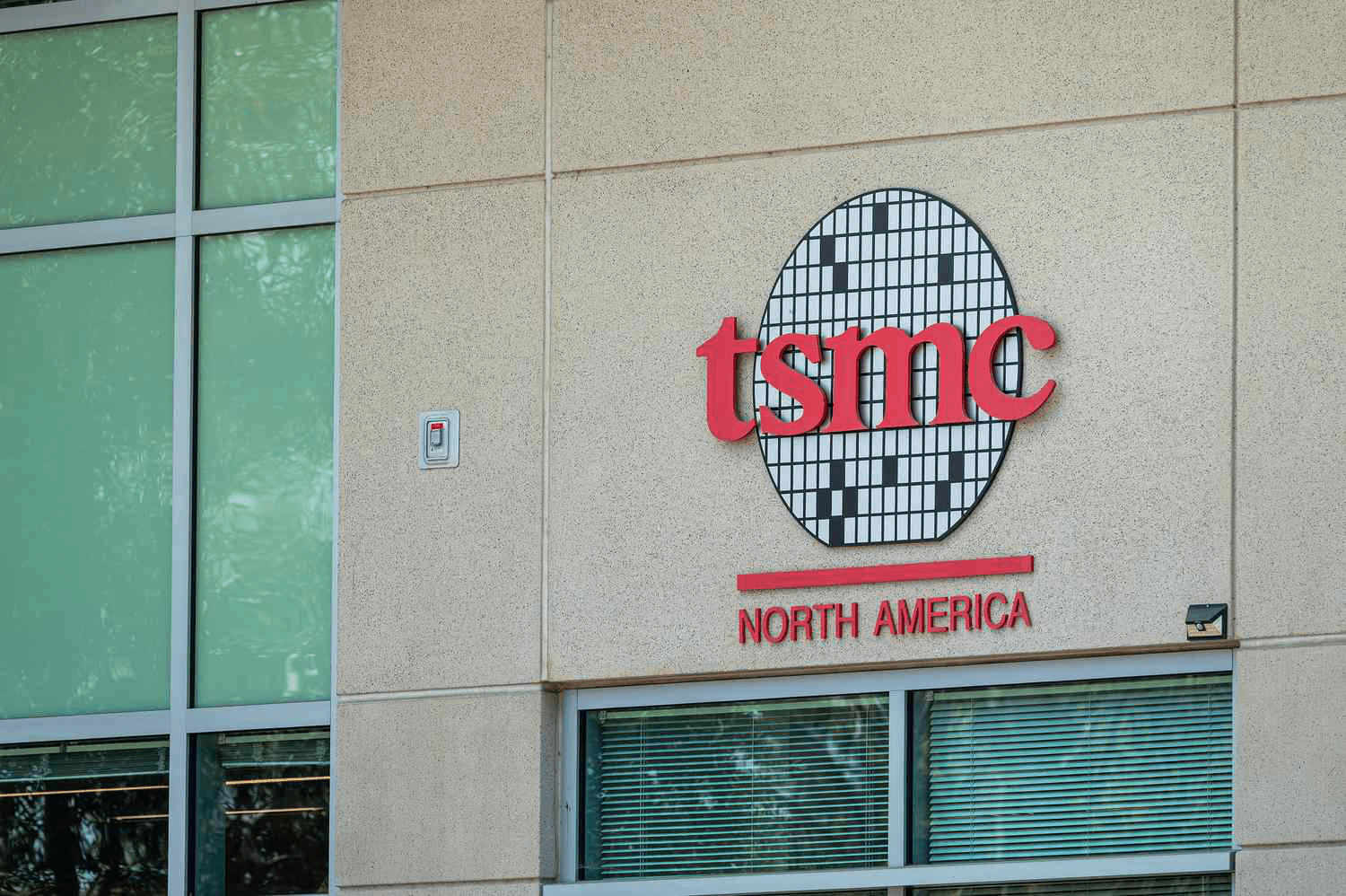 Взрывной рост TSMC на фоне спроса на чипы для искусственного интеллекта