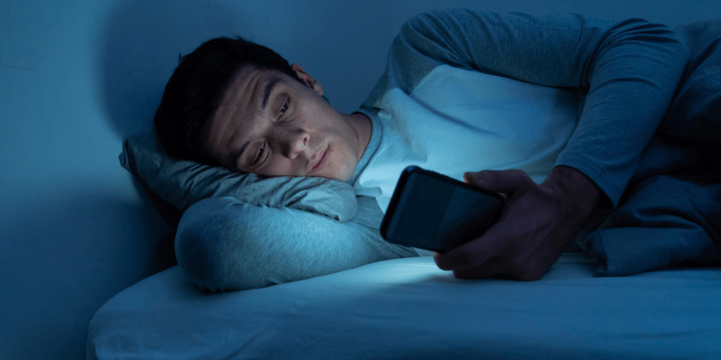 Как синий свет экранов влияет на старение организма: важные открытия учёных