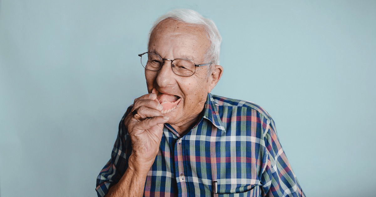 Panduan Lengkap Merawat Gigi Palsu Agar Tetap Bersih dan Awet