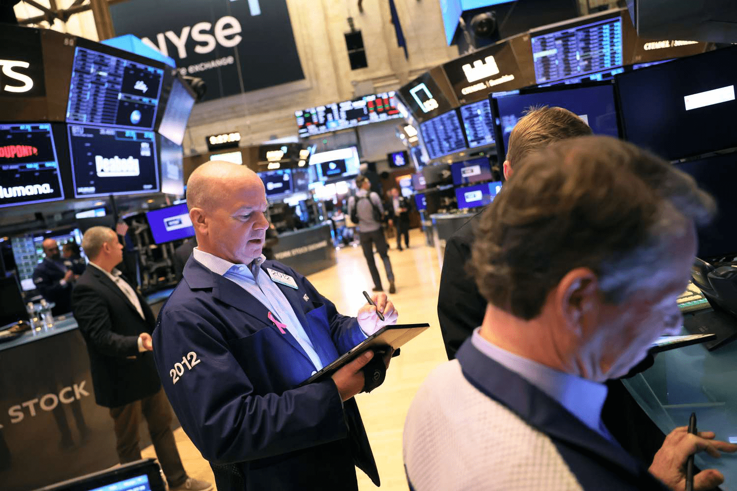 Dow Jones Surges 175 Points in 2025 Despite Tech Sector Setbacks