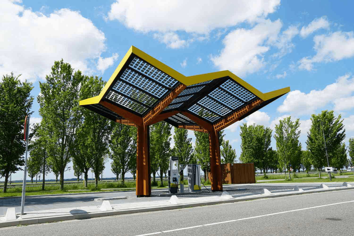 Лидеры Автомобильной Индустрии Создают Экологичную Сеть Зарядных Станций для Электромобилей