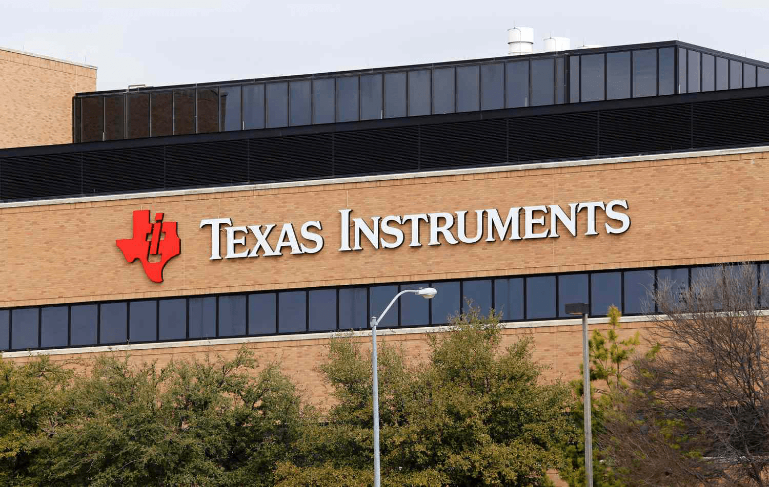Texas Instruments предупреждает о снижении спроса на микрочипы — акции падают