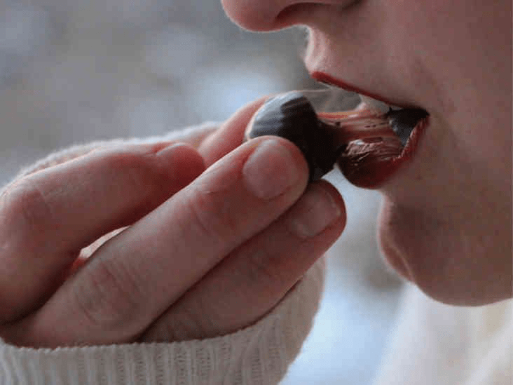 Shakar Tishlaringizga Qanday Zarar Yetkazadi va Chirishga Olib Keladi