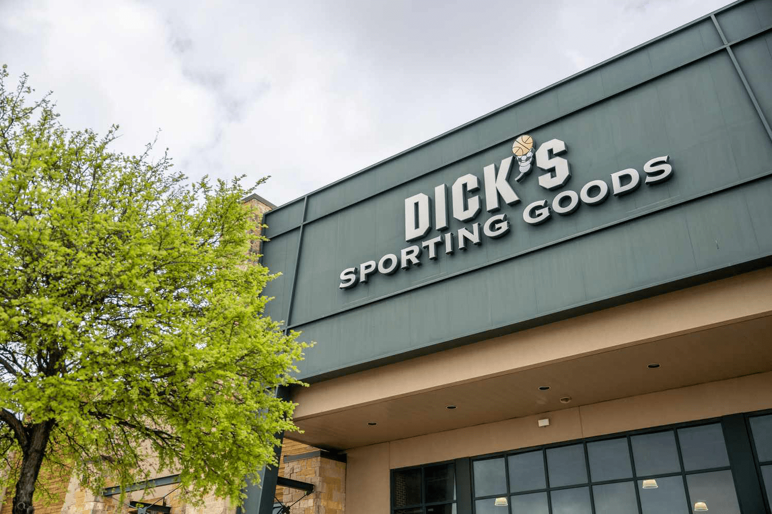 DICK’s Sporting Goods Q2 2025 Earnings Plunge Amid $100B Retail Theft Crisis; Shares Fall 24%