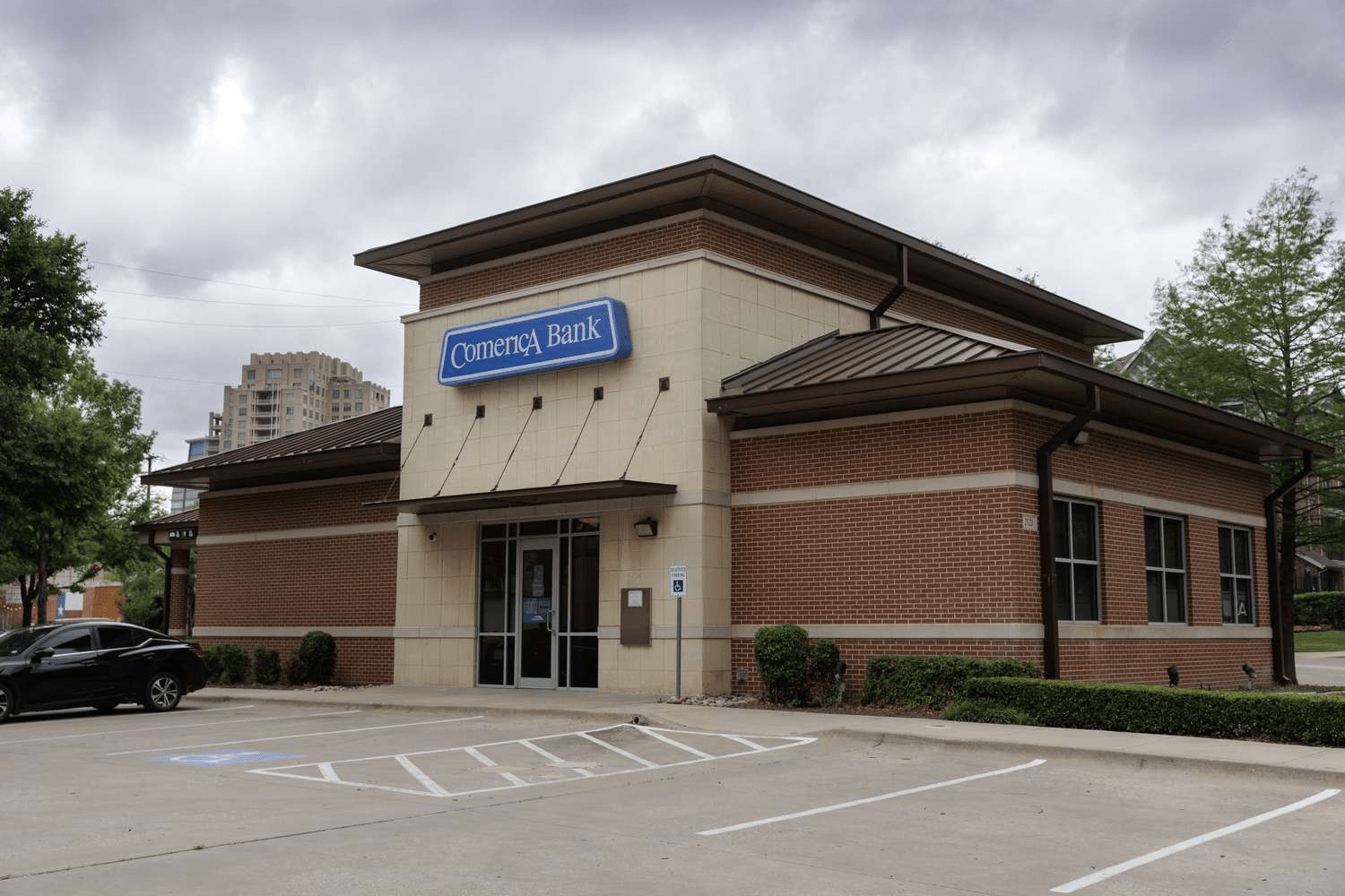 Pergerakan Pasar Saham AS: Saham Bank Mengalami Tekanan Setelah Penurunan Peringkat