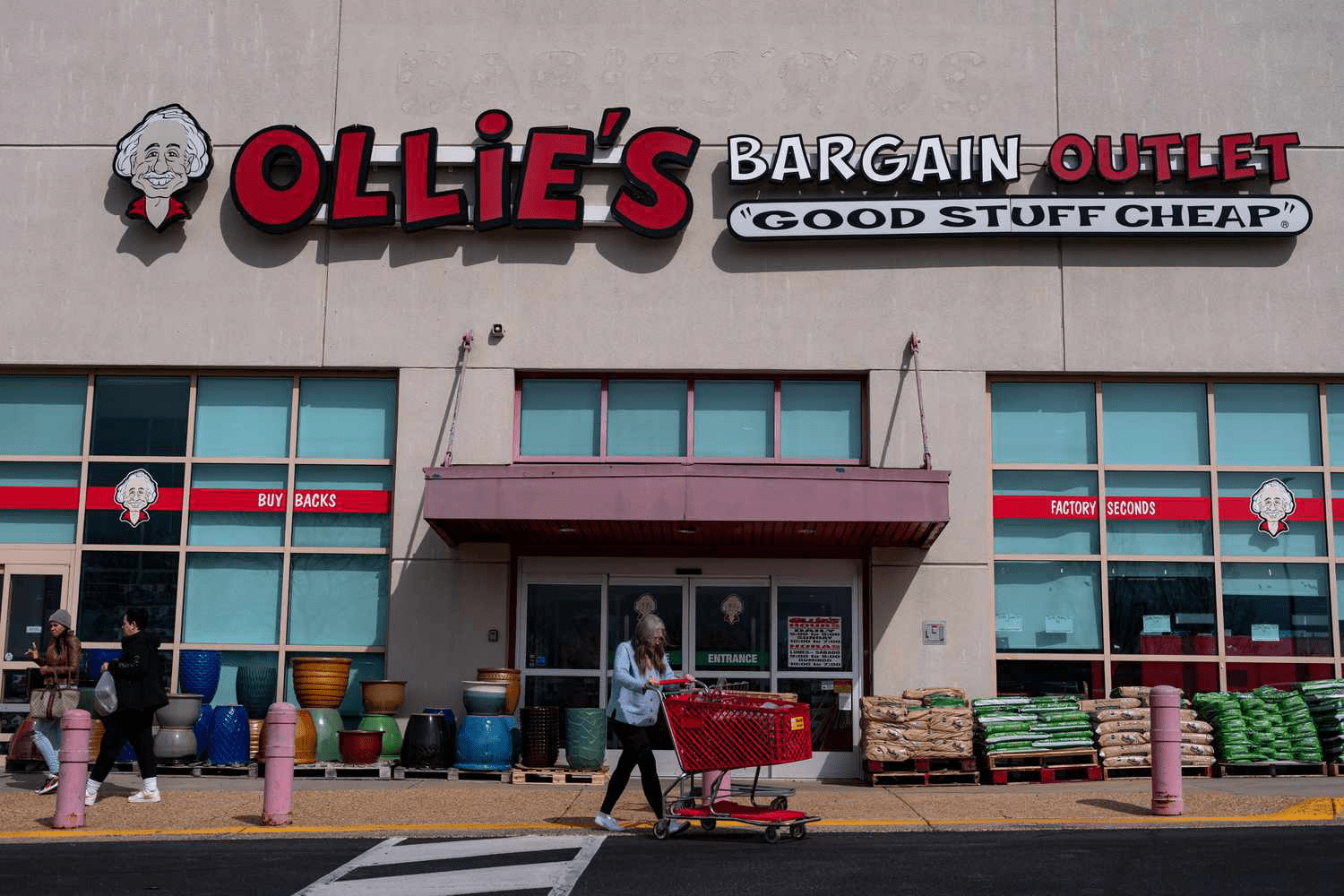 Discover How Ollie's Bargain Outlet Surpassed Expectations and Revamped Retail Value
