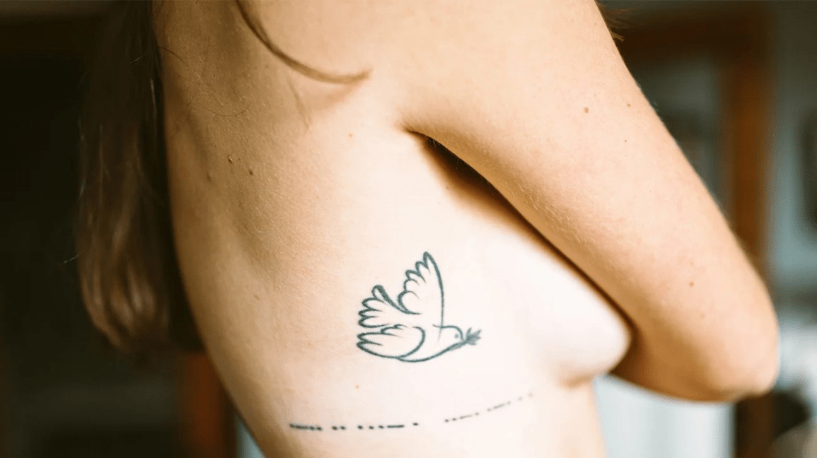 татуировка, посвящённая раку молочной железы