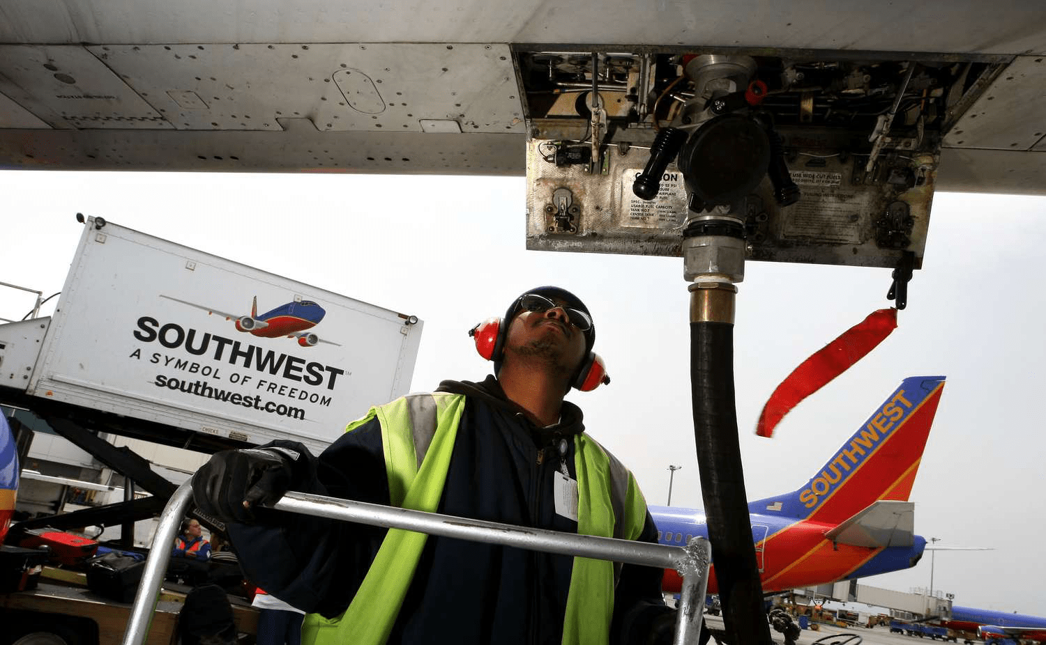 Как рост цен на топливо и спад внутреннего спроса угрожают прибыли авиакомпаний