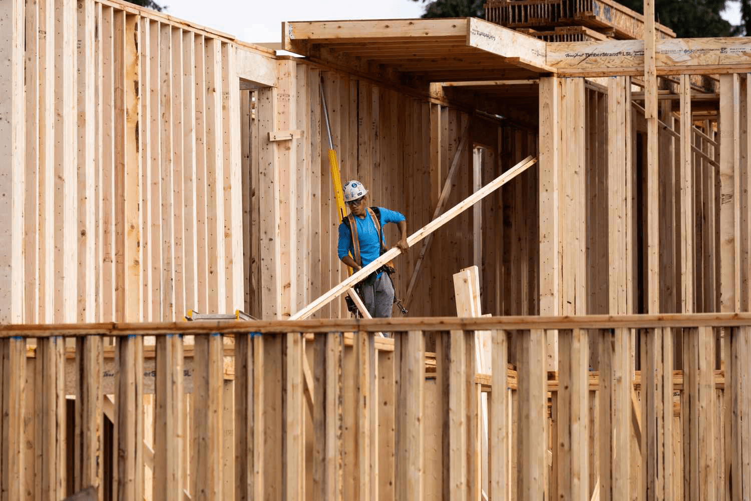 S&P 500 Bozorida O'zgarishlar: Uy Qurilish Sanoati Inflatsiyaning Sovishi Orqali Yuksalmoqda