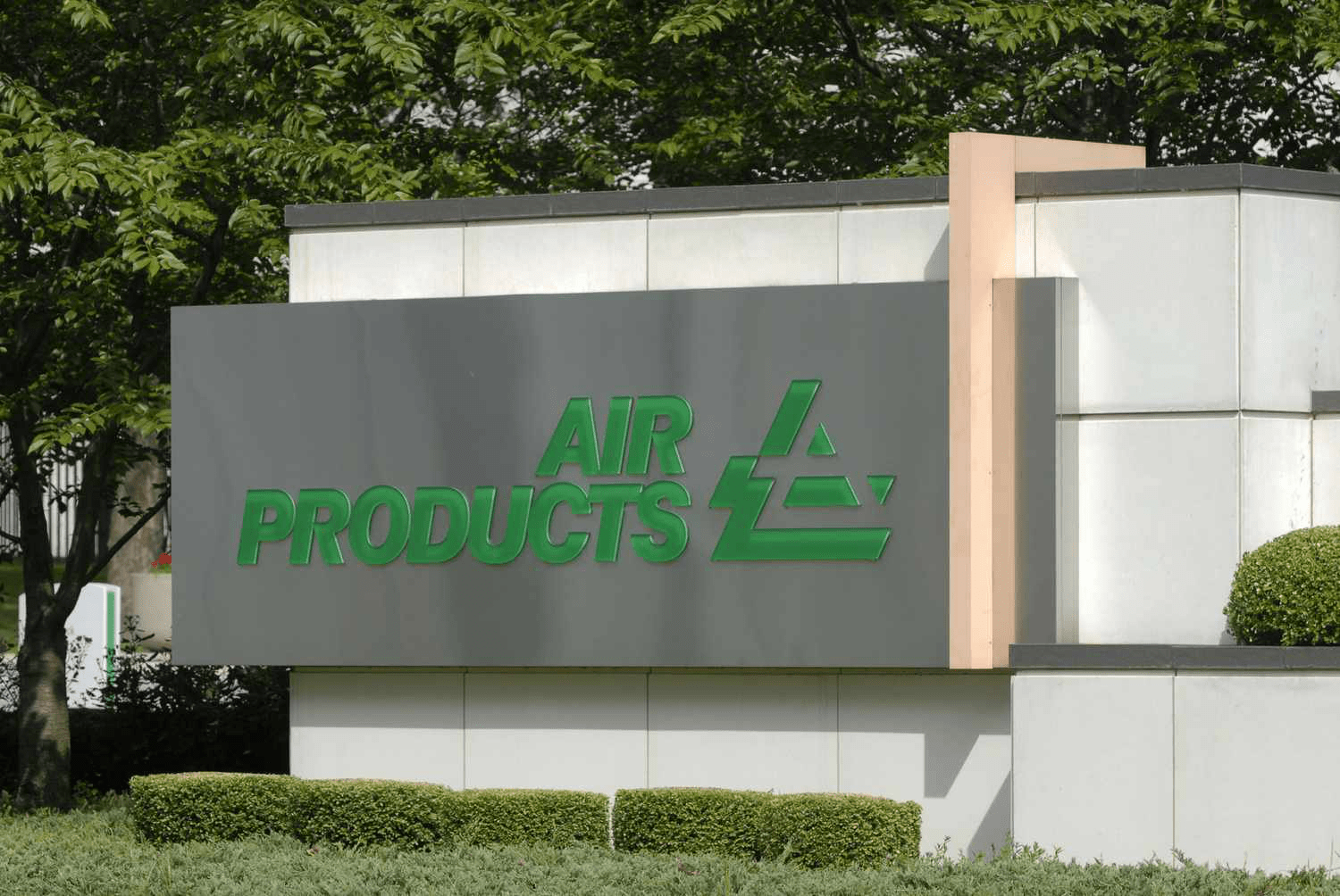 Air Products Stock Falls 5% in 2025 After COO Samir Serhan Resigns Amid New Management Board Formation