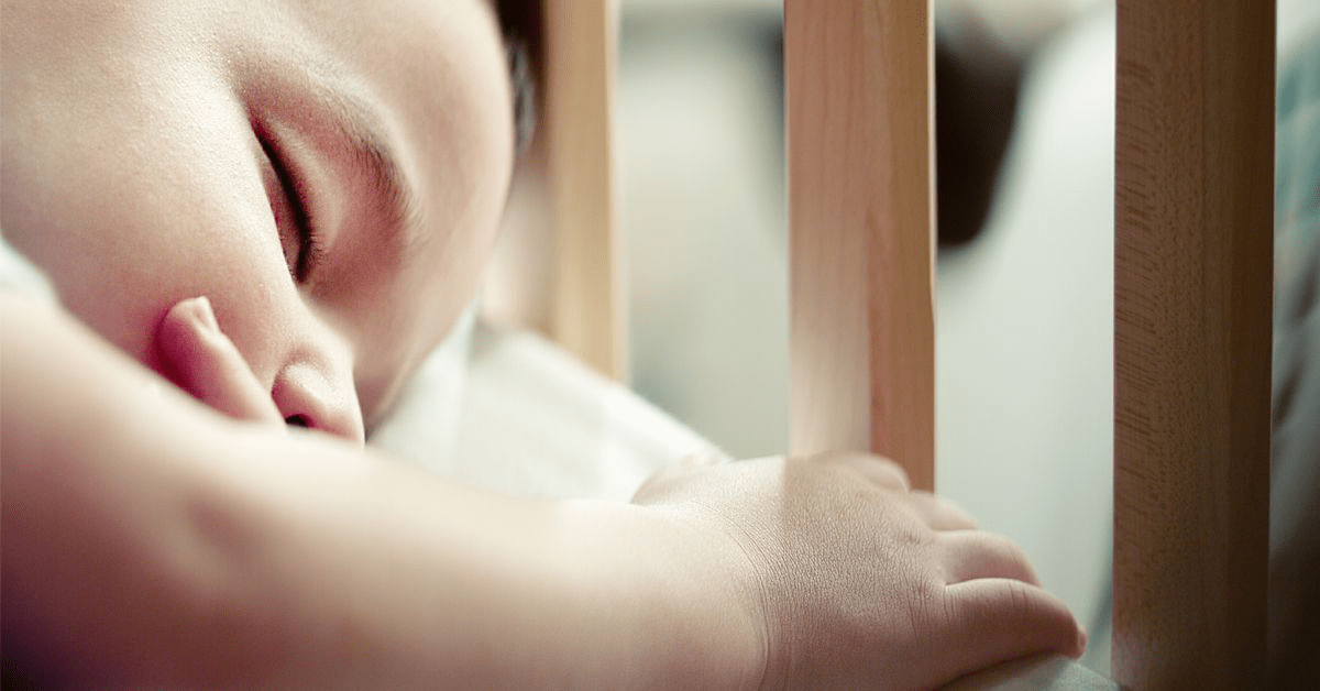 Почему малыши бьются головой и как помочь им справиться с этим