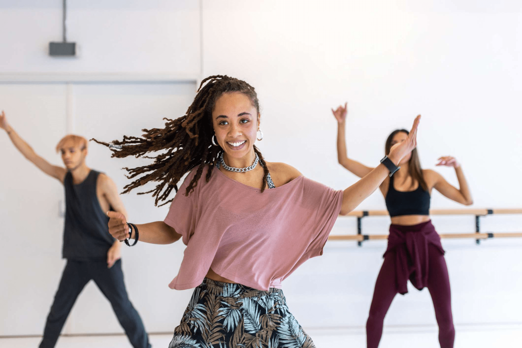 Ekstatik Raqs: Ruhiy Holatingizni Ko‘tarib, O‘zingiz bilan Bog‘laning