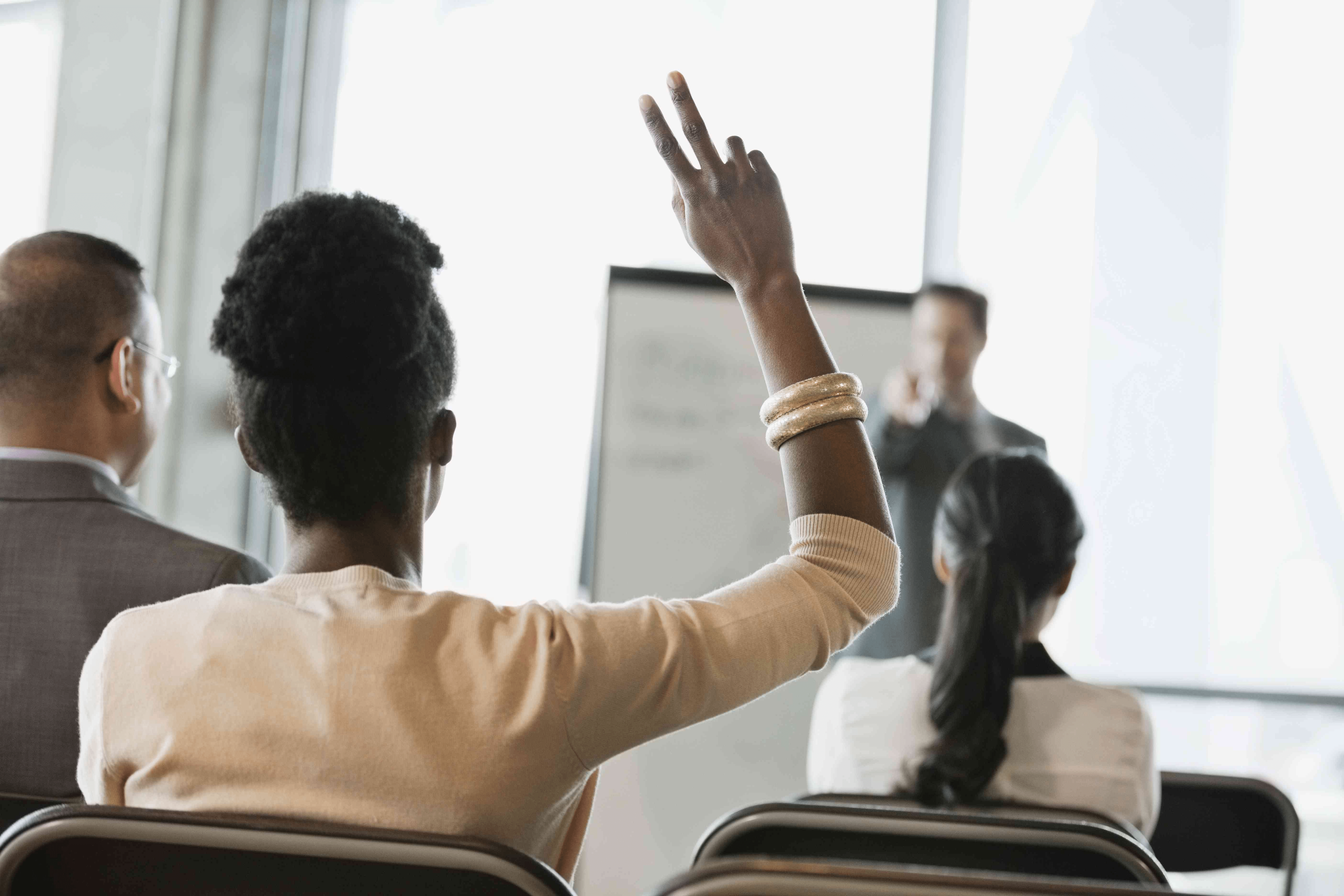 Как преодолеть страх быть в центре внимания: эффективные стратегии и советы