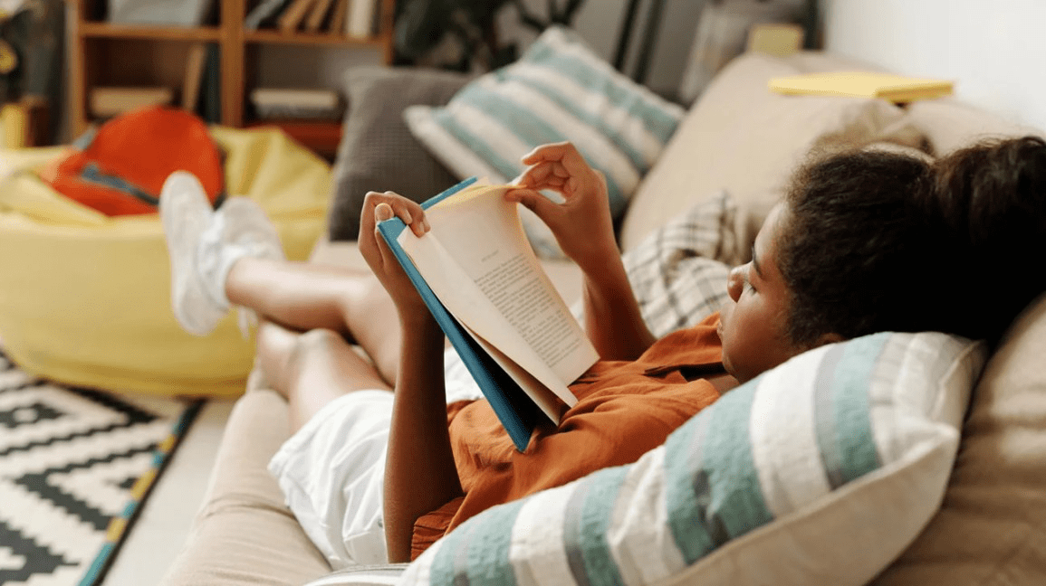 Девочка в возрасте, когда у большинства начинается первая менструация