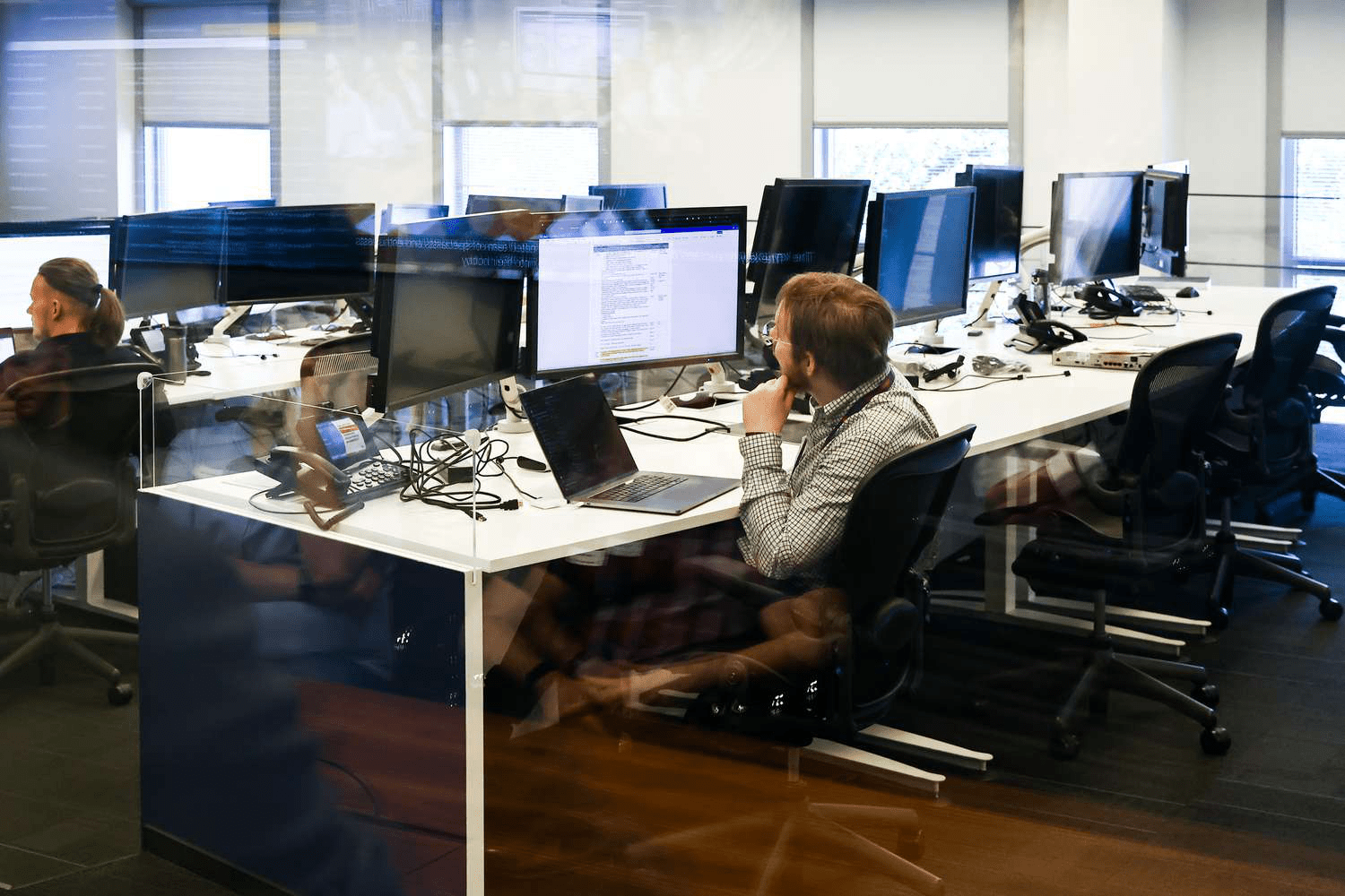 Как Искусственный Интеллект Меняет Рабочие Процессы в США: Новые Тенденции и Взгляды Сотрудников