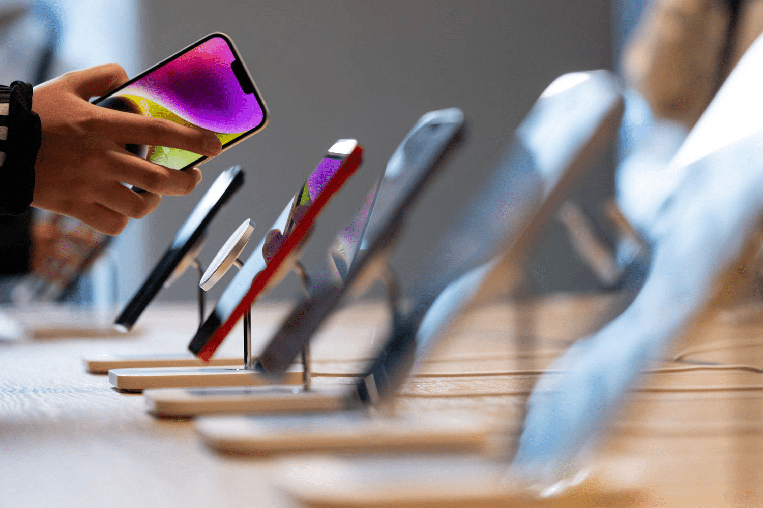 Tech Stocks Slide Amid Mixed Market Midday – Apple Drops on China Crackdown | September 2023 Market Update