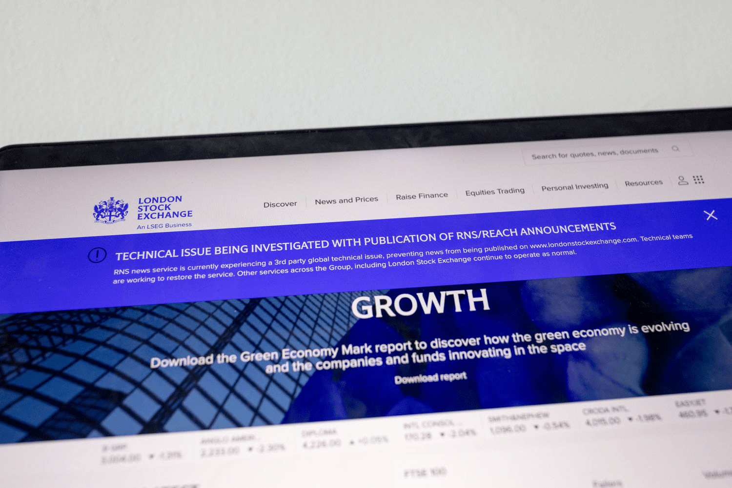 2025 Microsoft Cloud Outage Caused by CrowdStrike Update Disrupts Global Airlines and Markets – Impact and Recovery