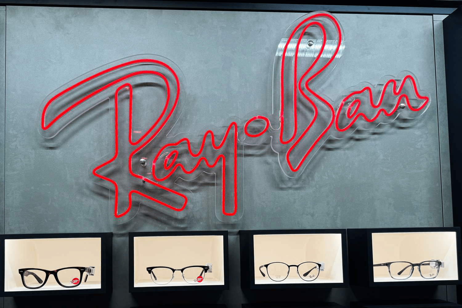 Компания VF Corporation продаёт бренд Supreme владельцу Ray-Ban EssilorLuxottica