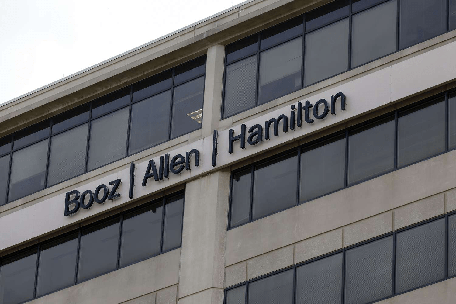 Акции Booz Allen Hamilton резко падают после разочаровывающих финансовых результатов