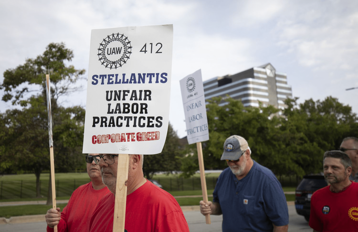 США: Рабочие расширяют забастовки на заводах GM и Stellantis, Ford временно вне конфликта