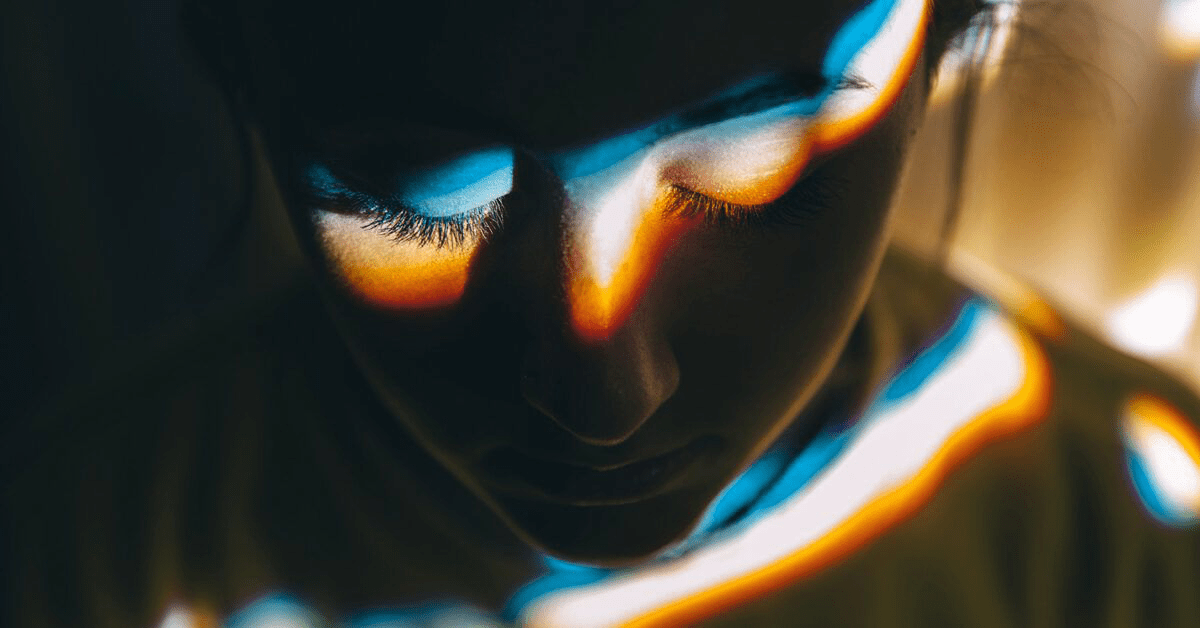 Почему появляются белые ресницы и как с этим справиться