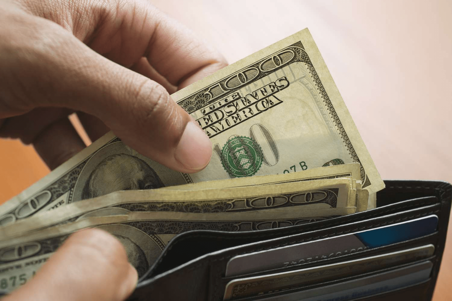 Почему половина американцев опасается экономического кризиса и предпочитает хранить деньги наличными