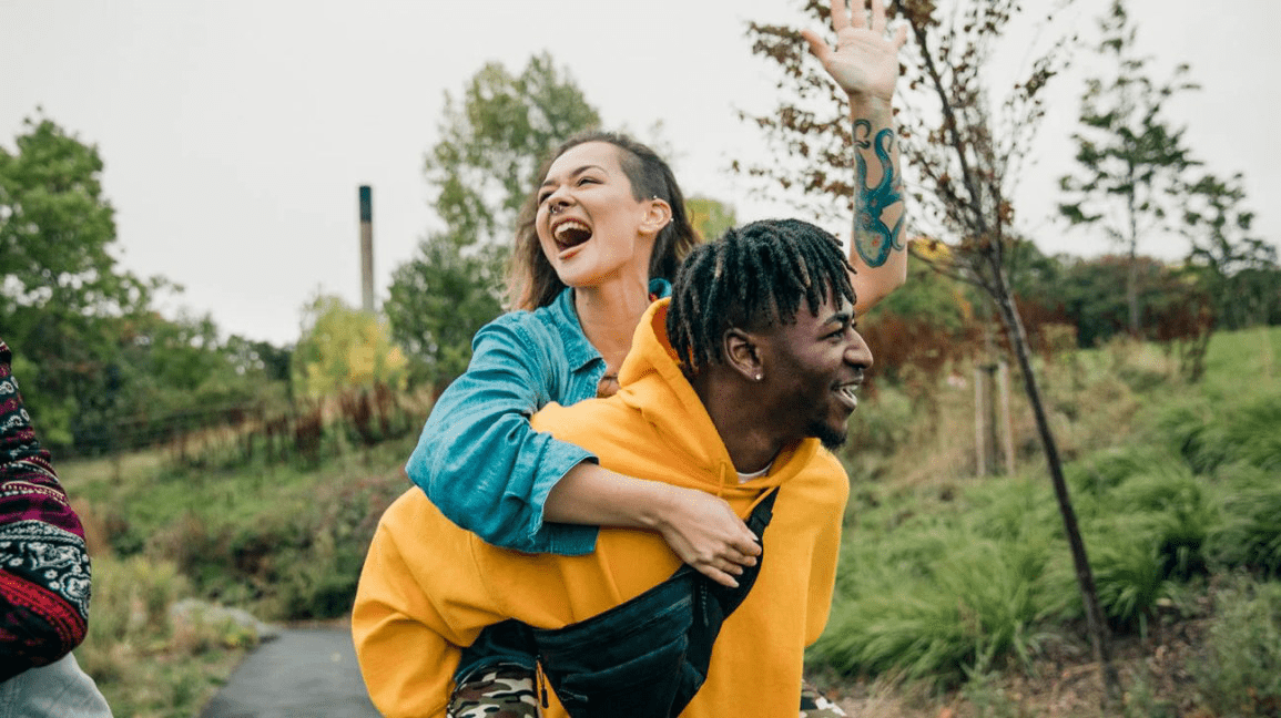 Мужчина делает подругу на спине