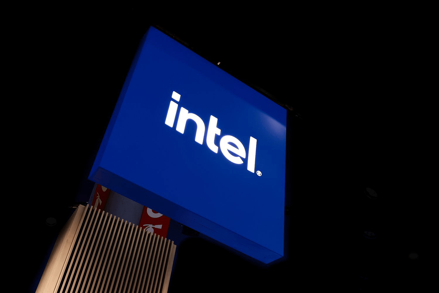 Сложности Intel: Аналитики выражают сомнения в перспективах восстановления компании