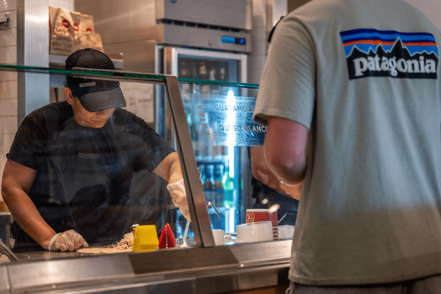 Акции растут на фоне замедления найма в частном секторе, ослабляя опасения по поводу повышения ставок