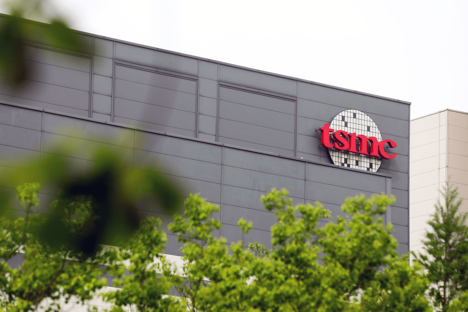 TSMC: Инновации в области ИИ поддерживают стабильность доходов на фоне изменений рынка чипов