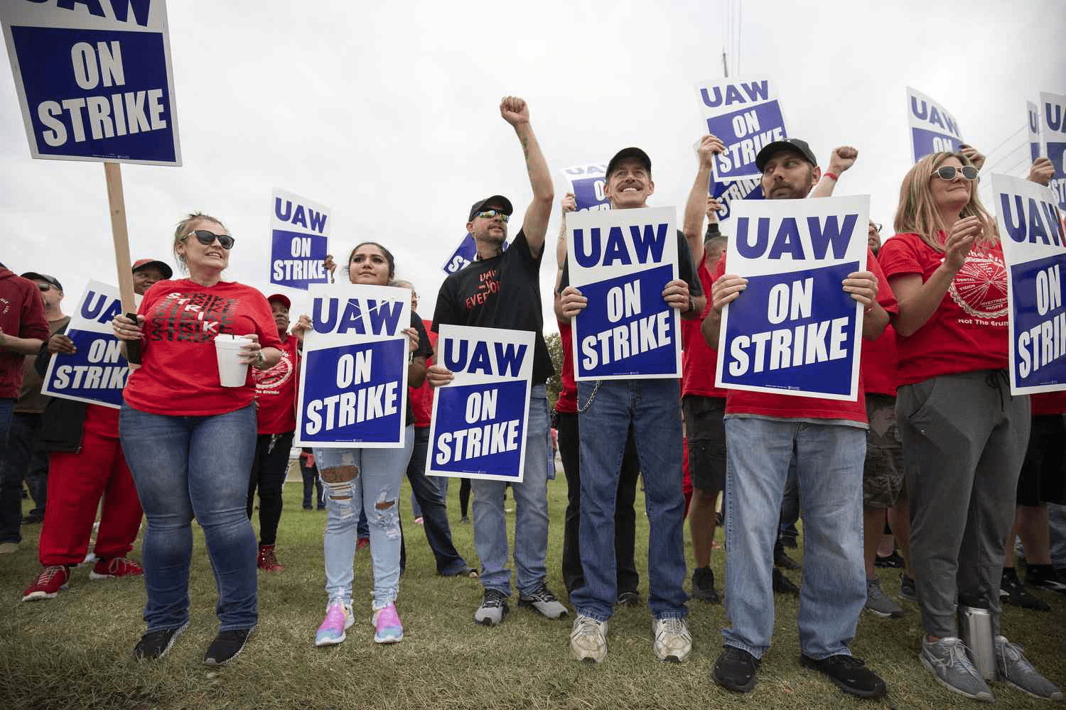 GM Postpones EV Plant Upgrade Amid Ongoing UAW Strike